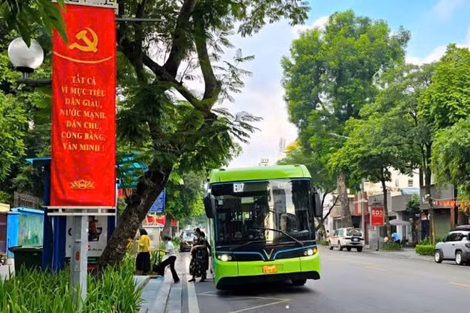 Tác phẩm dự thi phản ánh các nội dung như hình ảnh xe buýt xanh, thân thiện môi trường...