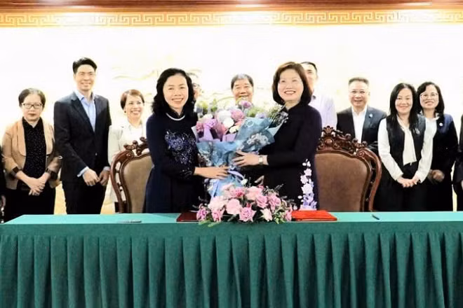 Chủ tịch Ủy ban Chứng khoán Nhà nước và VACPA chúc mừng buổi lễ thành công tốt đẹp. (Ảnh: Hương Trà)