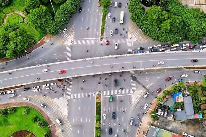 Trong giai đoạn thí điểm, ô-tô bị cấm quay đầu tại ngã ba chân cầu vượt Cổ Linh giao với ngõ 64 Cổ Linh theo hướng Cổ Linh-cầu Chương Dương. (Ảnh: LÊ KHÁNH)