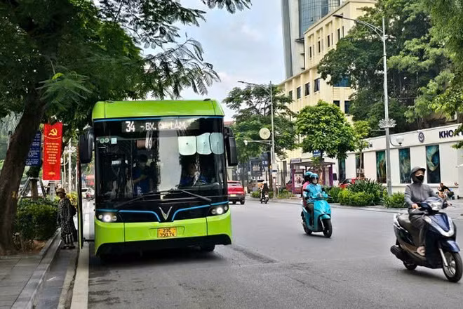 Phát triển xe buýt điện và phương tiện sử dụng năng lượng sạch được xem là một trong những giải pháp căn cơ nhằm giảm lượng khí thải từ hoạt động giao thông.