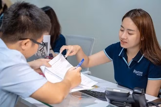 Hướng dẫn nhà đầu tư mở tài khoản giao dịch chứng khoán.