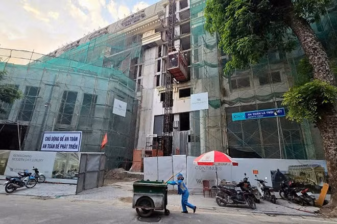 Công trình này thi công kéo dài, mỗi khi có gió, bụi bay mù mịt ở đường Đặng Thái Thân.