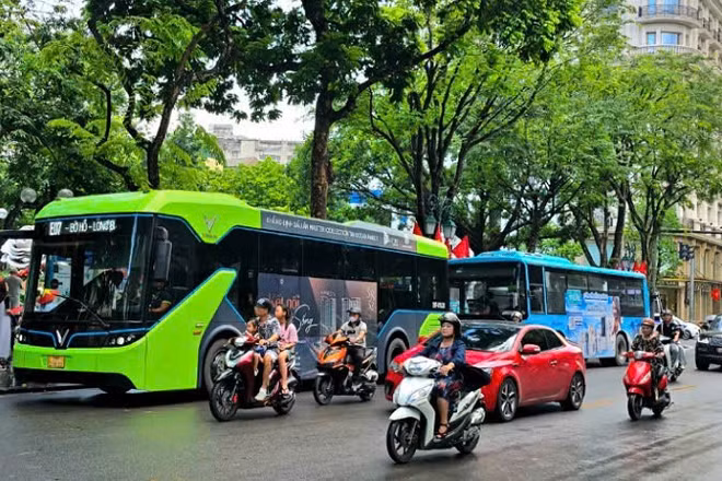 Hệ thống vận tải hành khách công cộng bằng xe buýt sẽ được điều chỉnh linh hoạt để phù hợp với phương án phân luồng giao thông. (Ảnh: BẢO THƯ)
