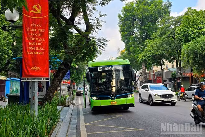 Một trong những điểm mới của hệ thống là một thẻ có thể sử dụng trên toàn mạng lưới giao thông công cộng được liên thông. (Ảnh: Đức Nghĩa)