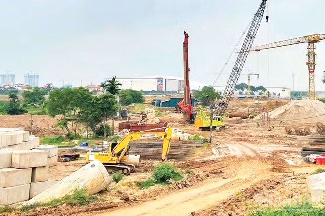Triển khai thi công đường dẫn lên cầu Tứ Liên. (Ảnh: KHÁNH LINH)