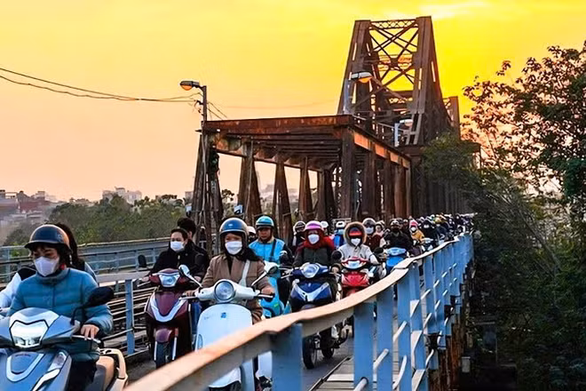 Hà Nội cấm phương tiện lưu thông trên cầu Long Biên trong 60 ngày để sửa chữa đột xuất. (Ảnh TUẤN LƯƠNG)