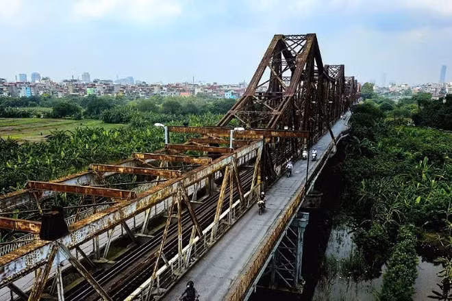 Sẽ tạm cấm toàn bộ phần đường dành cho xe thô sơ trên cầu Long Biên, hướng từ phường Bồ Đề sang phường Hoàn Kiếm, từ ngày 1/11 đến hết 31/12. (Ảnh: Báo Nhân Dân)