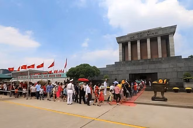 Người dân xếp hàng vào Lăng viếng Chủ tịch Hồ Chí Minh. (Ảnh: NINH GIANG)