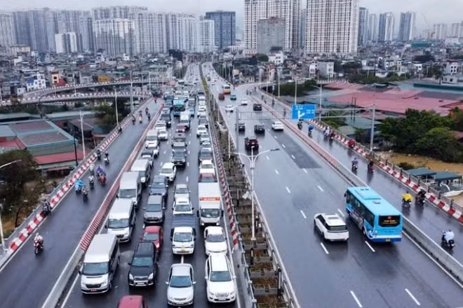 Tổ chức điều chỉnh giao thông các phương tiện từ cầu Vĩnh Tuy rẽ phải đi đường Nguyễn Khoái. (Ảnh: LÊ KHÁNH)