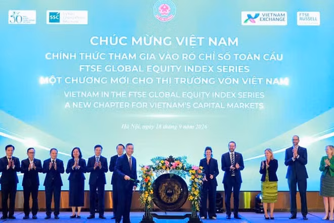 Bộ trưởng Tài chính Ngô Văn Tuấn đánh cồng đánh dấu Việt Nam chính thức tham gia chỉ số thị trường mới nổi thuộc FTSE Global Equity Index Series. (Ảnh: VŨ ANH)