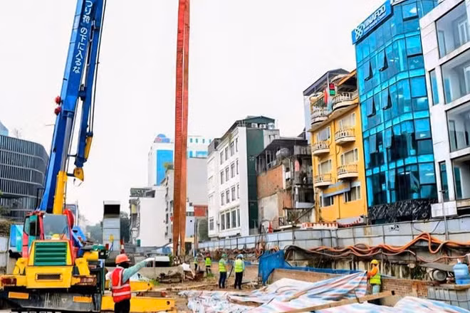 Thi công tại ga S10 Cát Linh thuộc dự án Metro Nhổn-Ga Hà Nội. (Ảnh: TRUNG NGUYÊN)