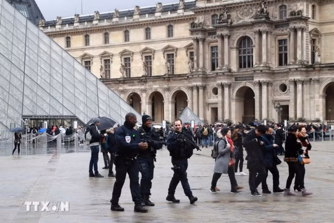 Bên ngoài Bảo tàng Louvre. (Nguồn: TTXVN)