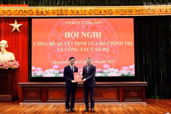Đồng chí Lê Minh Hưng, Ủy viên Bộ Chính trị, Bí thư Trung ương Đảng, Trưởng ban Tổ chức Trung ương trao quyết định của Bộ Chính trị và tặng hoa chúc mừng đồng chí Hoàng Quốc Khánh.