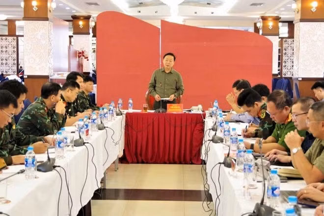 Phó Thủ tướng Chính phủ Trần Hồng Hà chủ trì họp đánh giá tình hình sau khi bão số 10 đổ bộ.