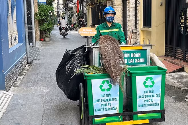 Công ty trách nhiệm hữu hạn một thành viên Môi trường đô thị Hải Phòng chủ động nghiên cứu, thiết kế phương tiện thu gom rác phân loại. (Ảnh TRUNG KIÊN)