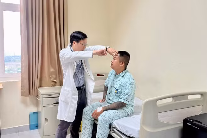 Bác sĩ tại Bệnh viện đa khoa Xuyên Á thăm khám cho anh B. sau khi bị đột quỵ.