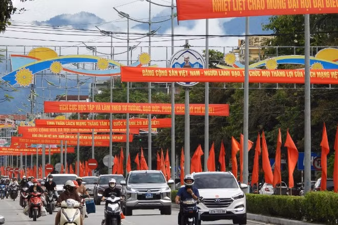 Đường phố Điện Biên Phủ rực rỡ trong những ngày mùa thu tháng 8.