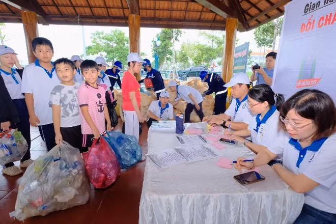 Các em học sinh trên địa bàn phường Bình Phước, tỉnh Đồng Nai thu gom chất thải nhựa đổi quà. 