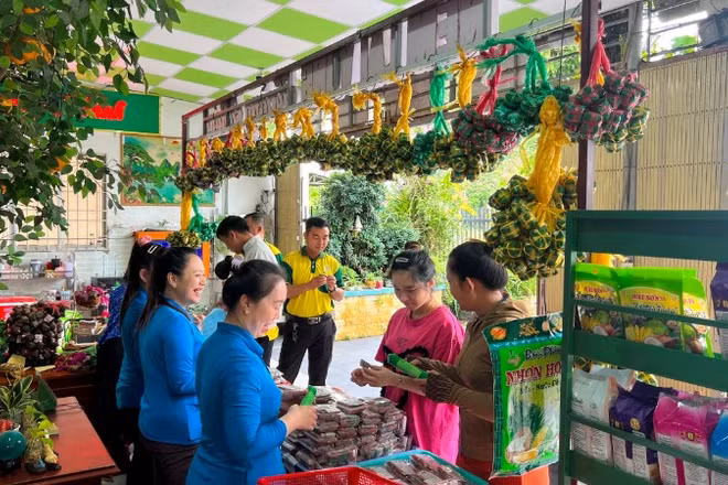 Khách mua nem Lai Vung tại cơ sở sản xuất nem Hoàng Khánh, xã Lai Vung, tỉnh Đồng Tháp.