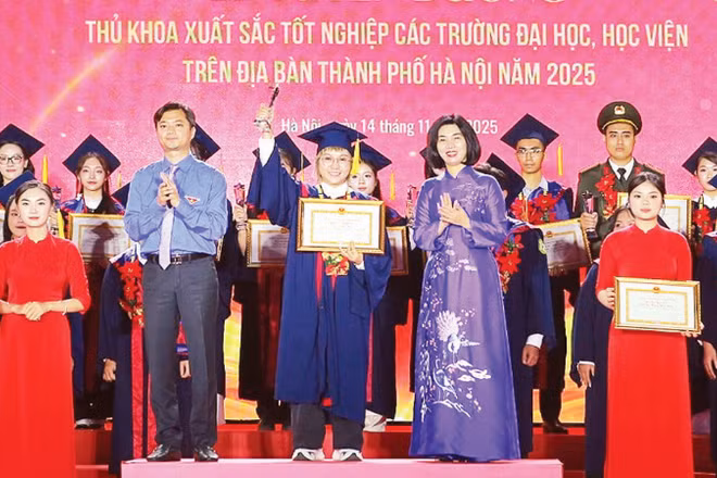 Chị Mai Hoa tại Lễ tuyên dương Thủ khoa xuất sắc tốt nghiệp các trường đại học, học viện trên địa bàn thành phố Hà Nội năm 2025. (Ảnh do nhân vật cung cấp)