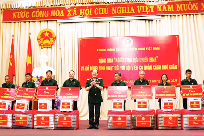 Trung ương Hội Cựu chiến binh Việt Nam tặng nhà "Nghĩa tình cựu chiến binh" và tặng quà các cựu chiến binh tỉnh Cao Bằng.