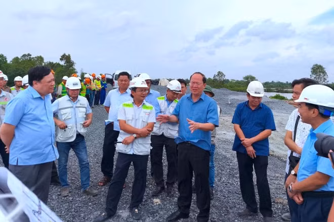 Bí thư Tỉnh ủy Cà Mau Nguyễn Hồ Hải (áo sơ mi xanh ở giữa) kiểm tra và đốc thúc tiến độ xây dựng đường cao tốc, đoạn qua địa phận tỉnh Cà Mau.
