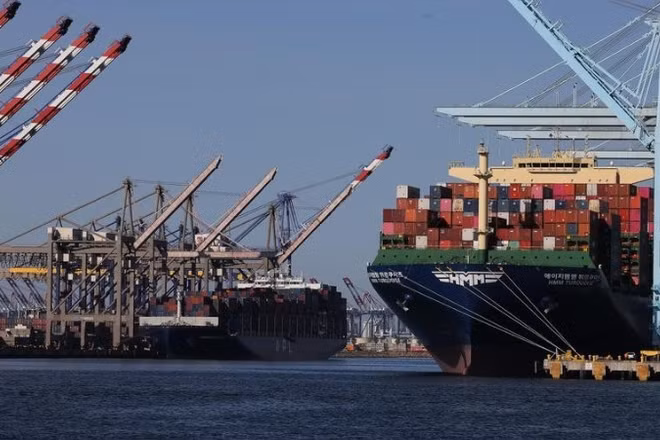 Các tàu chở hàng chất đầy container tại Cảng Los Angeles, California, Mỹ. (Ảnh: Tân hoa xã)