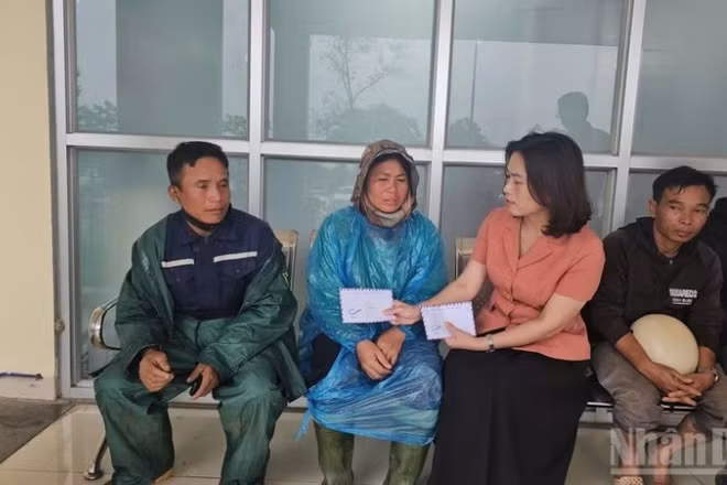 Lãnh đạo xã Lao Bảo thăm hỏi gia đình các nạn nhân đang cấp cứu tại Bệnh viện đa khoa tỉnh Quảng Trị.