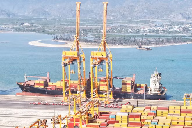 Thành phố Hải Phòng tiếp tục phát huy lợi thế cạnh tranh cảng biển. Trong ảnh: Hoạt động tại cảng Lạch Huyện. (Ảnh ANH QUÂN)