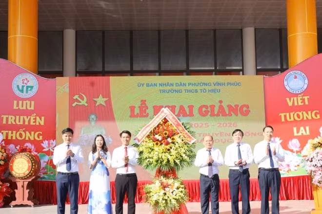 Phó Bí thư Tỉnh ủy Bùi Đức Hinh chúc mừng Trường trung học cơ sở Tô Hiệu.