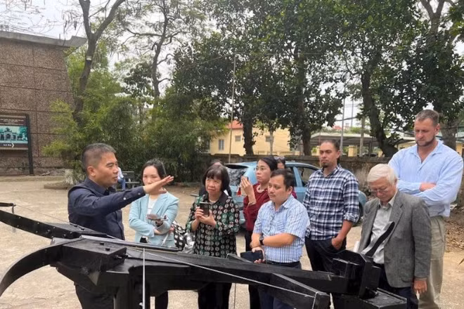 Kỹ sư Vũ Đình Thanh (ngoài cùng bên trái) giới thiệu thiết kế “Nỏ thần” phục dựng.