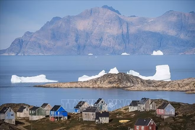 Quang cảnh thị trấn Kulusuk thuộc đảo Greenland, Đan Mạch. (Ảnh: Getty Images/TTXVN)