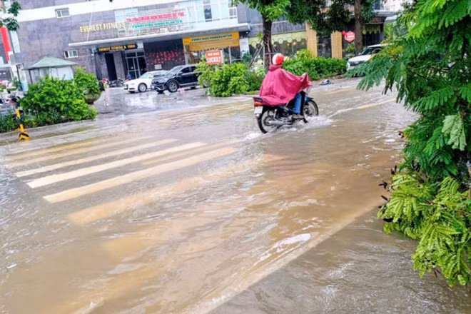 Nhiều tuyến đường bị ngập cục bộ do ảnh hưởng của bão số 11. (Ảnh: VĂN THỊNH)