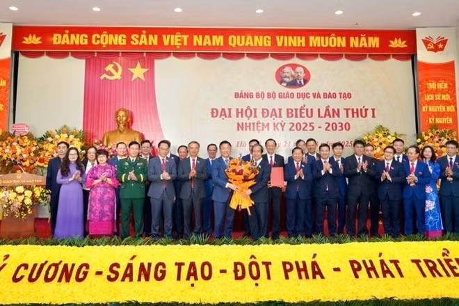 Phó Thủ tướng Lê Thành Long tặng hoa chúc mừng Ban Chấp hành Đảng bộ Bộ Giáo dục và Đào tạo khóa I, nhiệm kỳ 2025-2030.