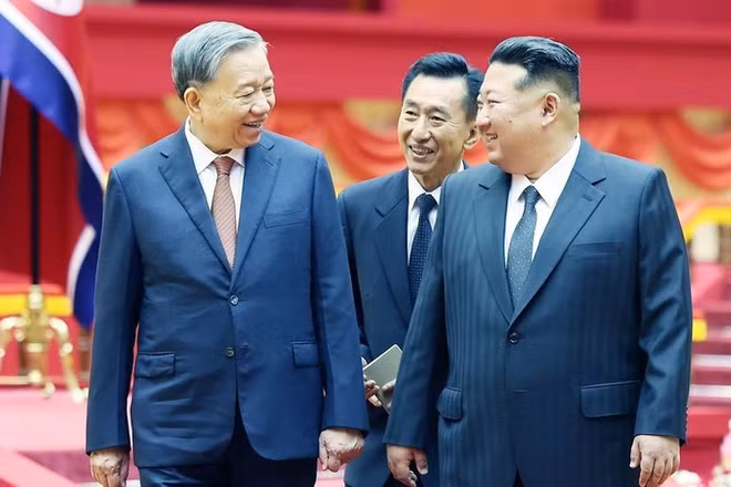 Tổng Bí thư Đảng Lao động Triều Tiên, Chủ tịch Quốc vụ Triều Tiên Kim Jong Un đón Tổng Bí thư Tô Lâm. (Ảnh: TTXVN)