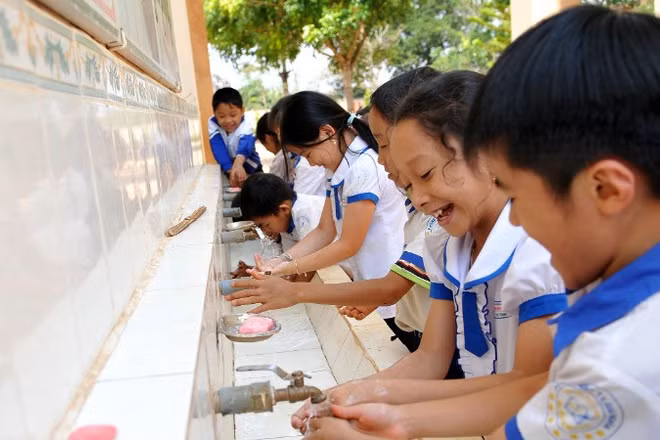 Tăng cường chăm sóc sức khỏe, vệ sinh thân thể cho trẻ em hướng đến một xã hội khỏe mạnh. (Ảnh THANH TRÚC)