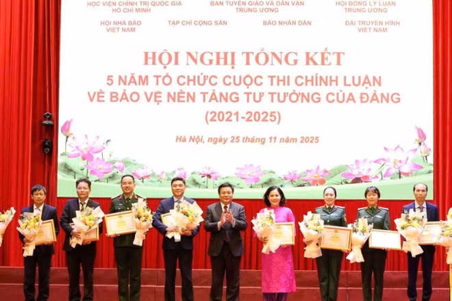 Đồng chí Nguyễn Xuân Thắng, Ủy viên Bộ Chính trị, Giám đốc Học viện Chính trị quốc gia Hồ Chí Minh, Chủ tịch Hội đồng Lý luận Trung ương, Phó Trưởng ban Chỉ đạo 35 Trung ương, Trưởng ban Chỉ đạo cuộc thi trao Bằng khen tặng các tập thể có nhiều thành tích xuất sắc trong tổ chức Cuộc thi.