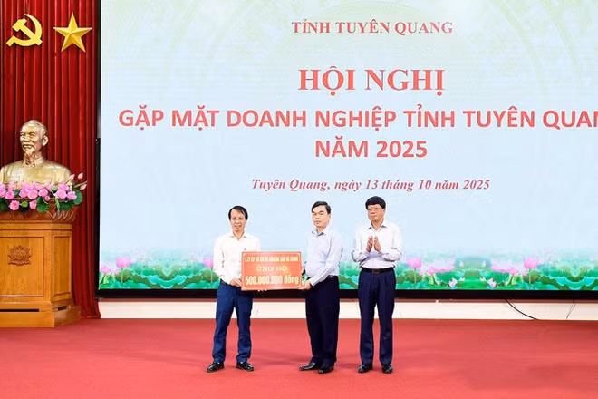 Lãnh đạo Mặt trận Tổ quốc Việt Nam tỉnh Tuyên Quang tiếp nhận ủng hộ của doanh nghiệp trên địa bàn tỉnh ủng hộ đồng bào bị thiệt hại do bão số 10 gây ra.