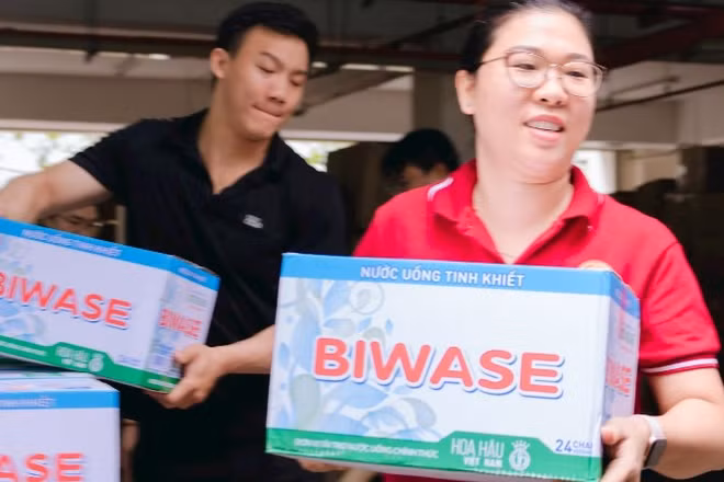 Đây là đợt hàng thứ 4 được Thành phố Hồ Chí Minh chuyển ra để hỗ trợ bà con khu vực chịu thiệt hại bởi bão, lũ từ khi thành phố phát động đợt tiếp nhận và ủng hộ.