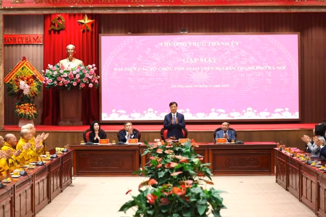 Bí thư Thành ủy Hà Nội Nguyễn Duy Ngọc và các đồng chí Thường trực Thành ủy chủ trì buổi gặp mặt. (Ảnh: Viết Thành/Báo Hà Nội mới)