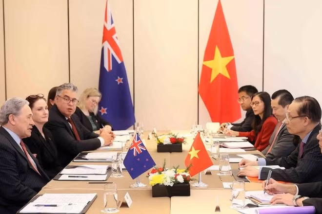 Bộ trưởng Ngoại giao Lê Hoài Trung hội đàm với Bộ trưởng Ngoại giao New Zealand Winston Peters. (Ảnh: An Đăng/TTXVN)