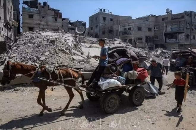 Người dân Palestine sơ tán khỏi thành phố Gaza ngày 22/8/2025. (Ảnh: THX/TTXVN)