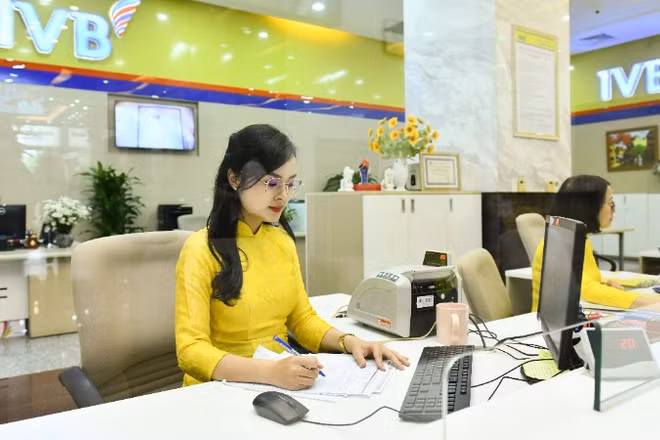 Quầy giao dịch khách hàng tại chi nhánh Ngân hàng IVBBank. (Ảnh: THẾ ĐẠI)