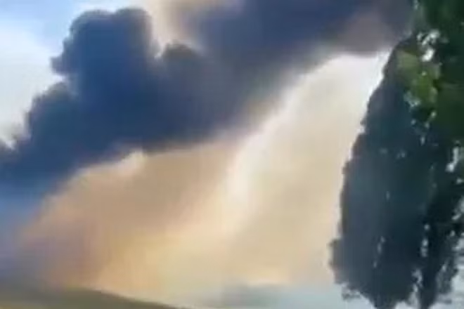 Khói đen bốc cao từ hiện trường chiếc máy bay bị rơi. (Ảnh: The Sun)