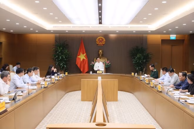 Phó Thủ tướng Chính phủ Hồ Đức Phớc, Trưởng Ban Chỉ đạo Đổi mới và Phát triển doanh nghiệp chủ trì cuộc họp về tình hình thực hiện Đề án tái cơ cấu Tập đoàn Công nghiệp - Năng lượng quốc gia Việt Nam (PVN). (Ảnh: VGP/Trần Mạnh)
