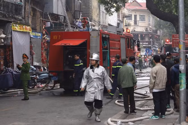 Lực lượng chức năng có mặt tại hiện trường khẩn trương dập tắt đám cháy.
