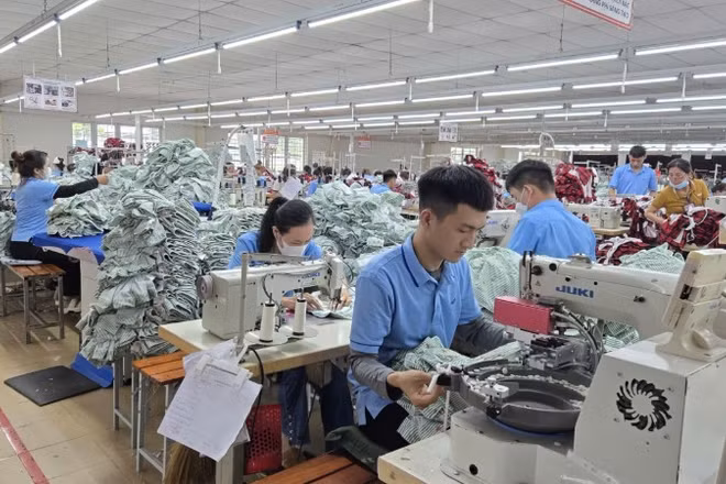 Sản xuất may mặc tại Nhà máy may Hòa Thọ (Quảng Ngãi). (Ảnh: MINH DŨNG)