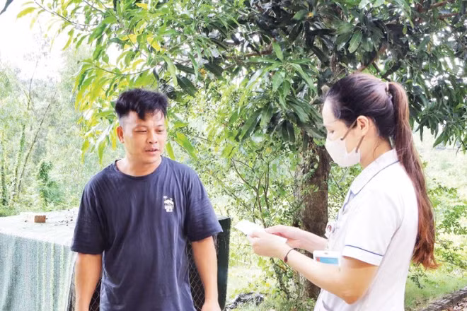 Cán bộ y tế tuyên truyền cho người dân trên địa bàn Hà Nội về biện pháp phòng, chống bệnh dại. (Ảnh: DUY TUÂN)