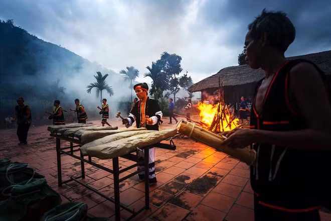 Không gian đàn đá Khánh Sơn. (Ảnh Nhuận Vỹ)