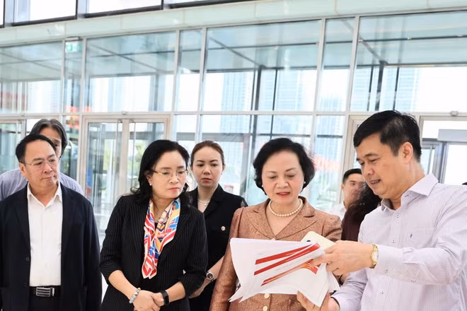 Phó Thủ tướng Phạm Thị Thanh Trà kiểm tra công tác chuẩn bị Đại hội Thi đua yêu nước toàn quốc lần thứ XI. (Ảnh: VGP/Thu Giang)
